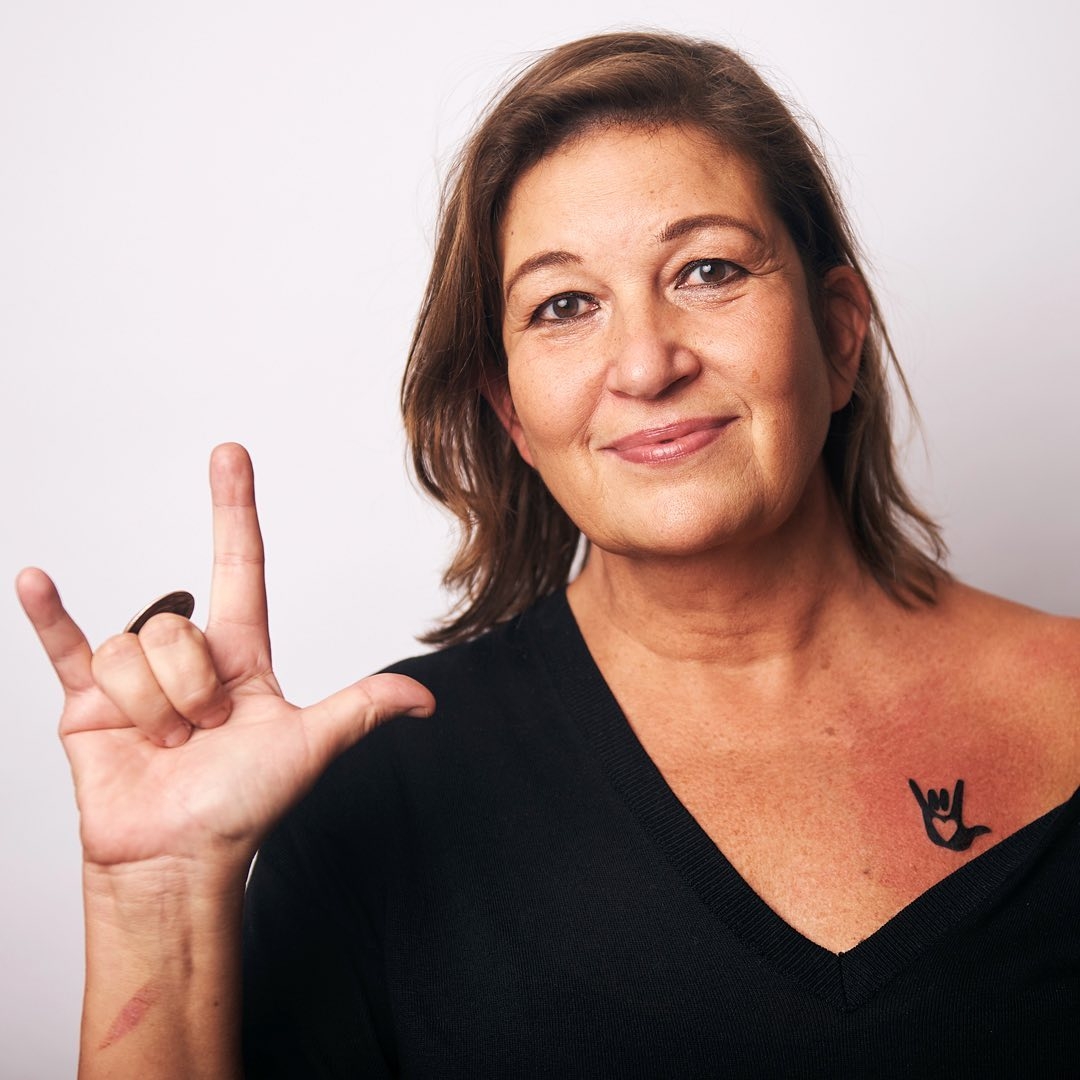 Bild på Anne som visar ILY tecknet.